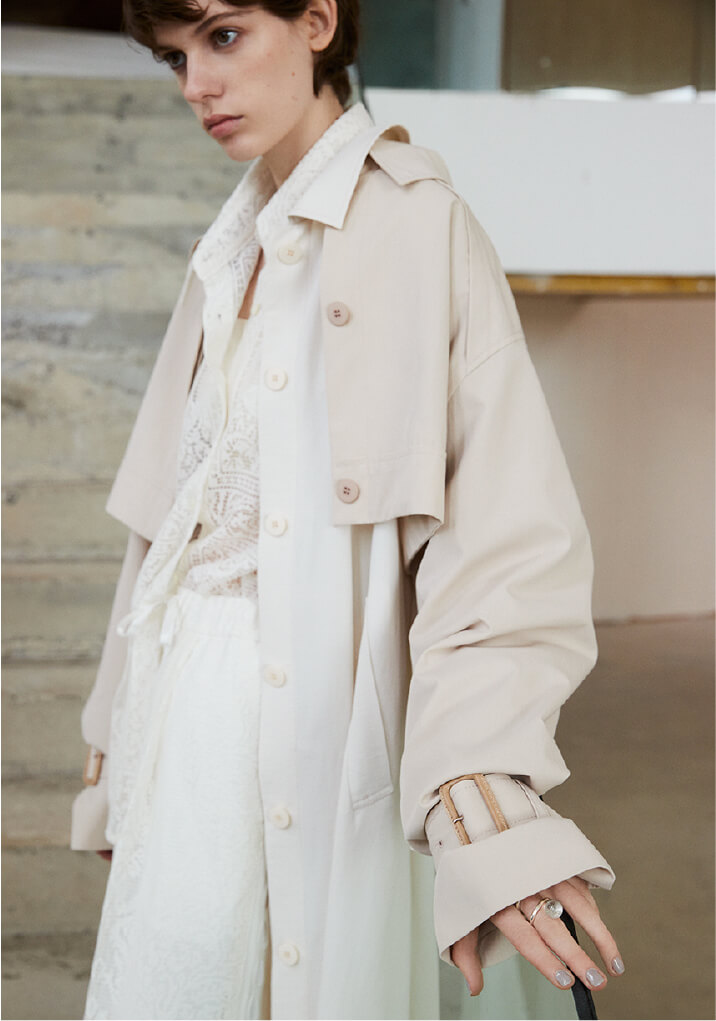 ベージュ色のコートを着た女性モデルの画像