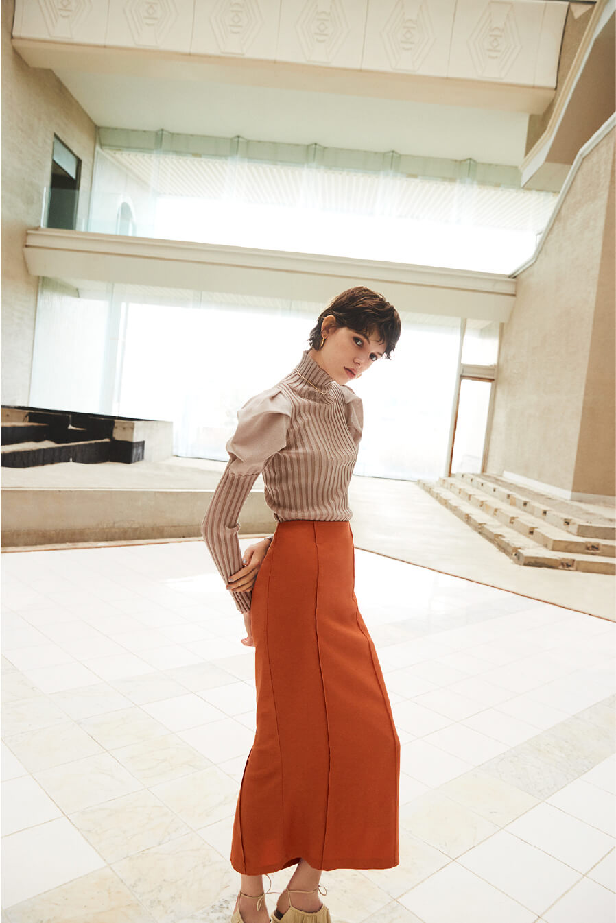 オレンジ色のスカートの女性モデルの画像