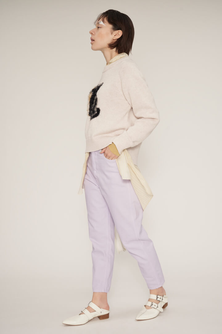 紫デニムを着た女性モデル