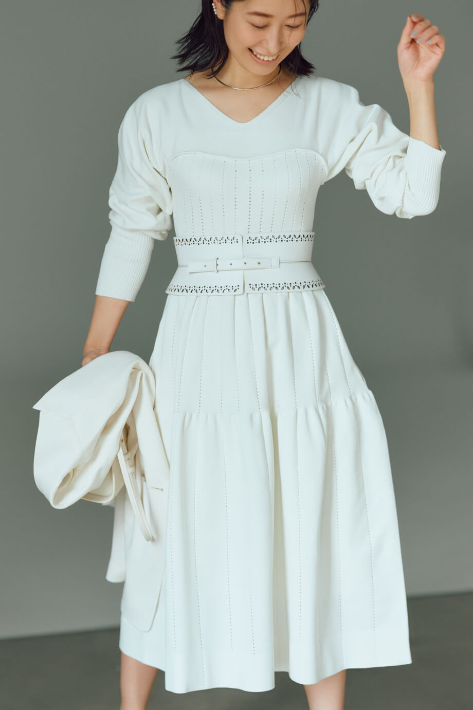 白いドレスの女性モデル画像