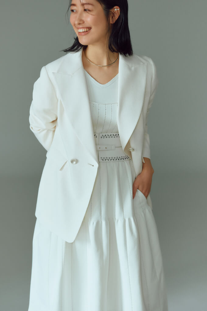 白いドレスとジャケットの女性モデル画像
