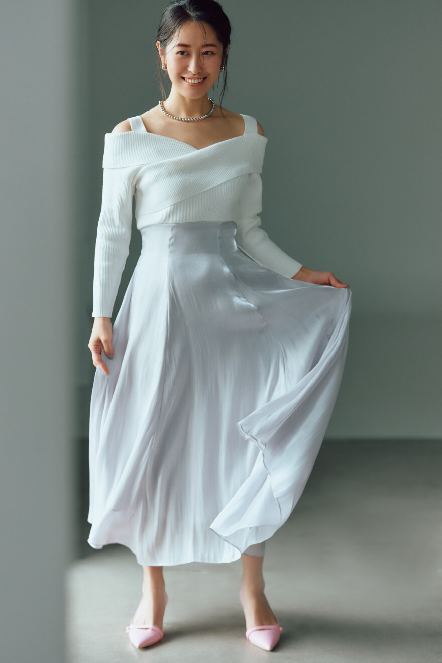 白と銀色ドレスの女性モデル画像