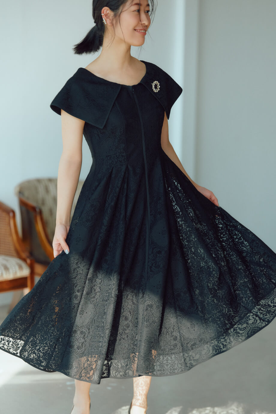 黒いドレスを着た女性モデル画像