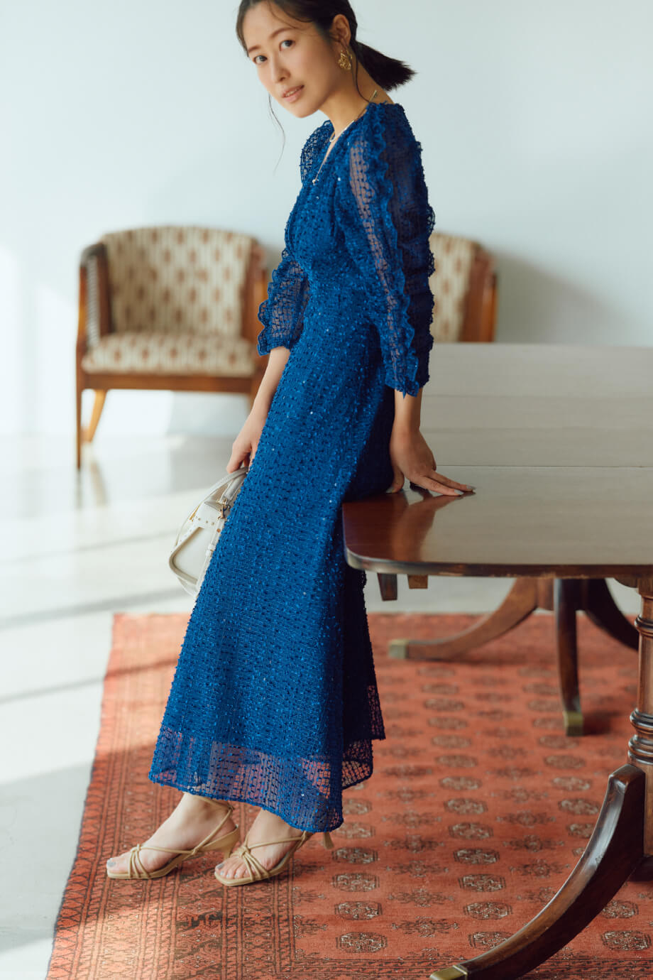 青いドレスを着た女性モデル画像