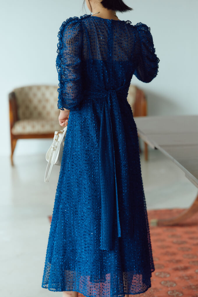 青いドレスを着た女性モデル画像
