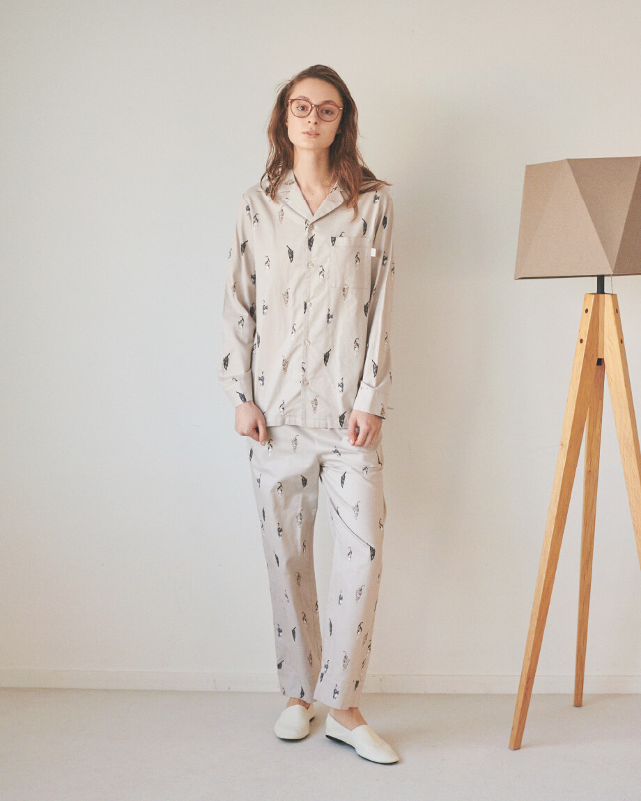 猫模様のパジャマを着た女性モデルの画像