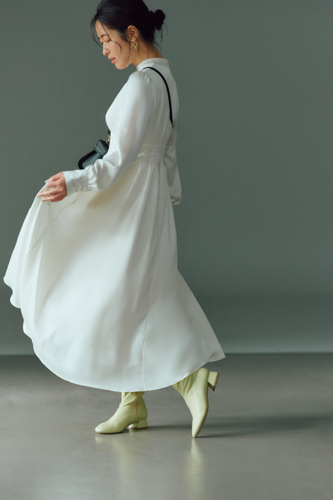 白いドレスと緑色ブーツの女性モデル画像