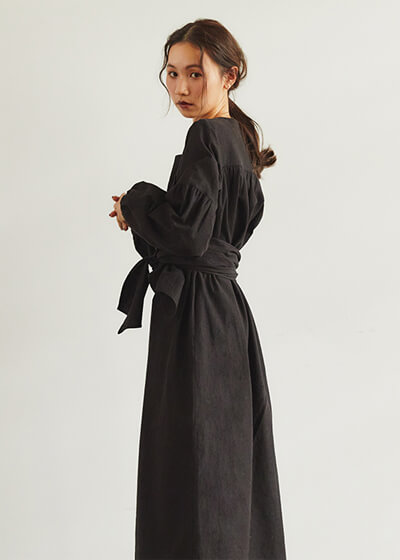 黒いドレスを着て立っている女性モデル画像