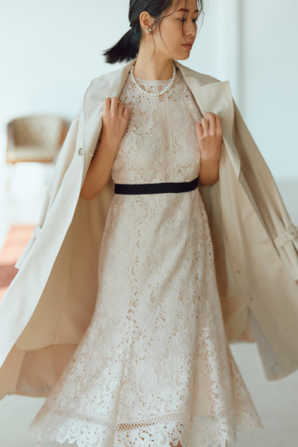 ピンクベージュのドレスを着た女性モデル画像