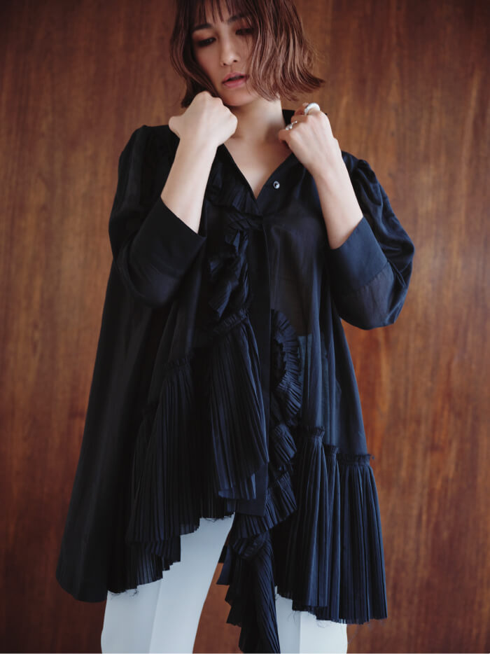 黒色のドレスと空色のパンツのモデル画像