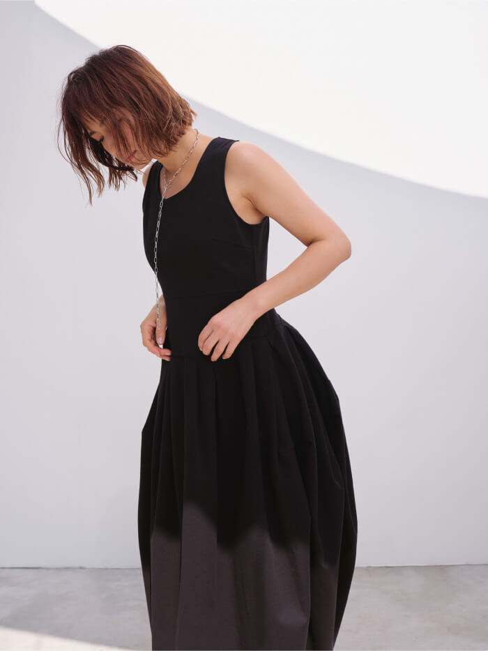 黒い袖なしドレスのモデル画像