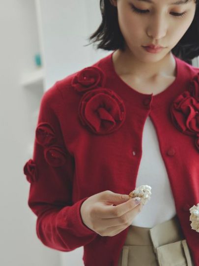 赤カーディガン】が使える! 差し色に、チークがわりに優秀なん 赤カーディガン】が使える! 差し色に、チークがわりに優秀なん