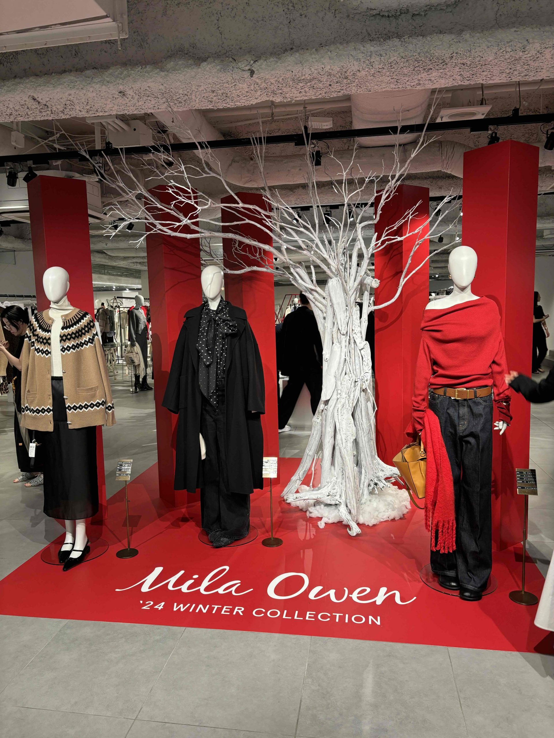 ZARAオーバーサイズニット　Mila OwenギャルリーヴィーELENDEEK Mila Owen（ミラオーウェン）の「ラムウールVネックローゲージニット