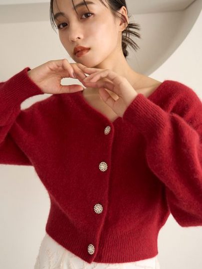 赤カーディガン】が使える! 差し色に、チークがわりに優秀なん 赤カーディガン】が使える! 差し色に、チークがわりに優秀なん