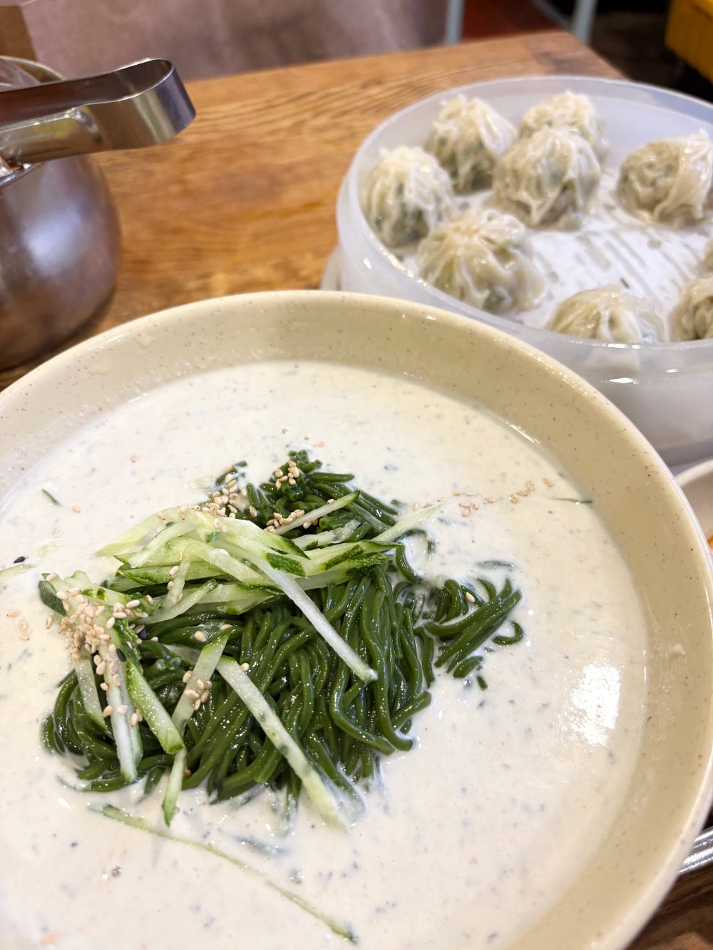 韓国グルメ】の定番！明洞餃子で期間限定のコングクス(4月〜10月限定